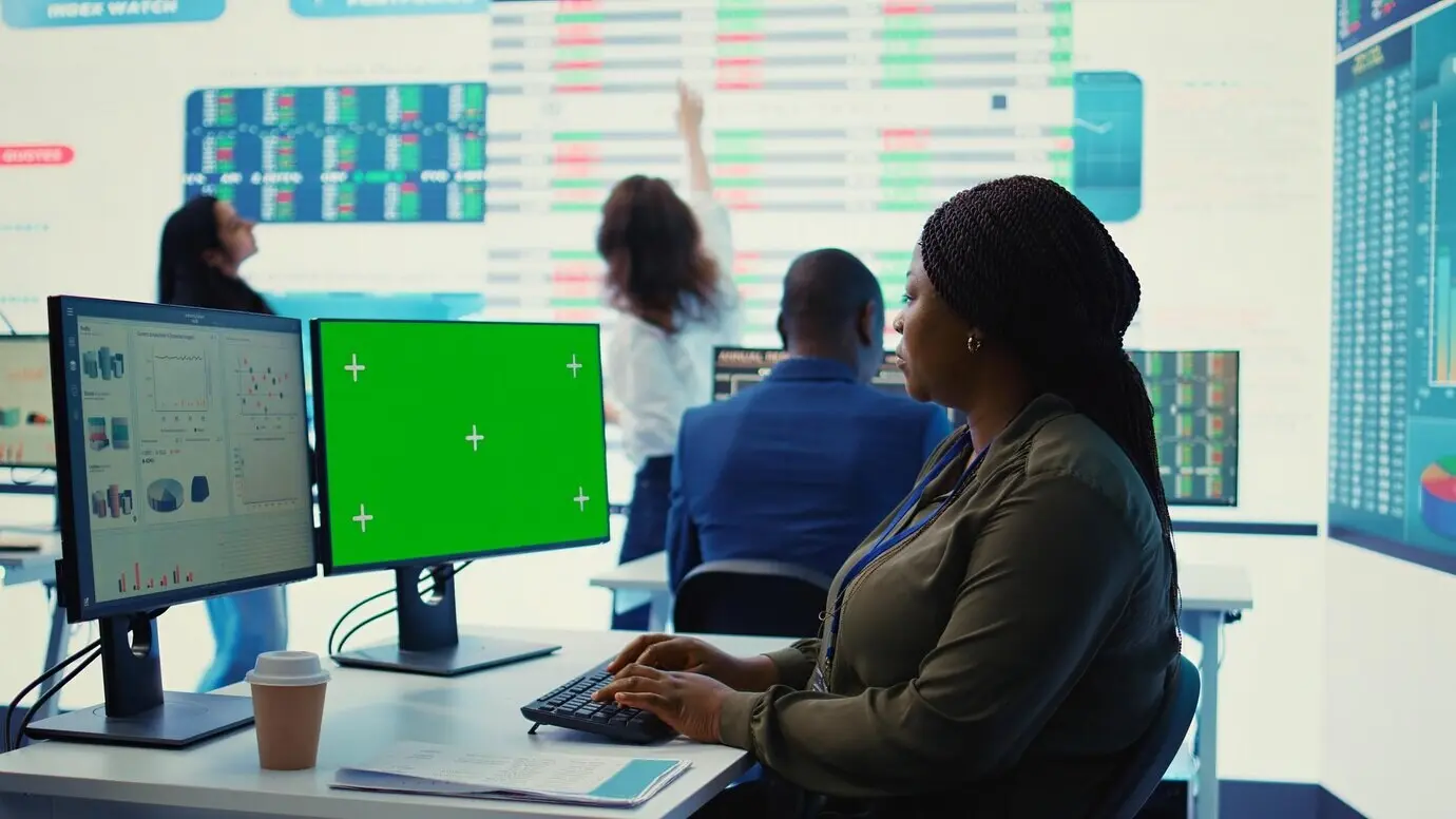 Analista de negocios revisa en línea los resultados mensuales y las métricas de rendimiento.