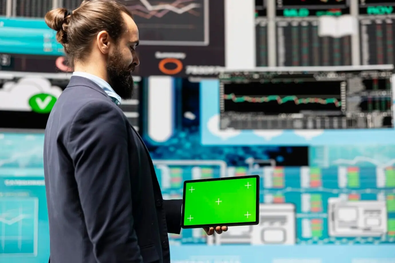 Un experto masculino utiliza una tableta con pantalla de croma, aprovechando paneles de control.